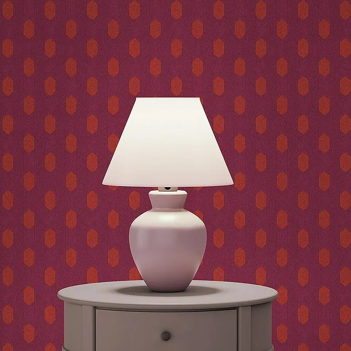 Tadessi Vliestapete M1-No.2821 - Rot, Sonstiges, 10,05 x 0,53 m - Weiße Tischlampe mit hellrosa Keramikfuß und weißem Schirm auf einem grauen Nachttisch, vor einer rot gemusterten Wand.