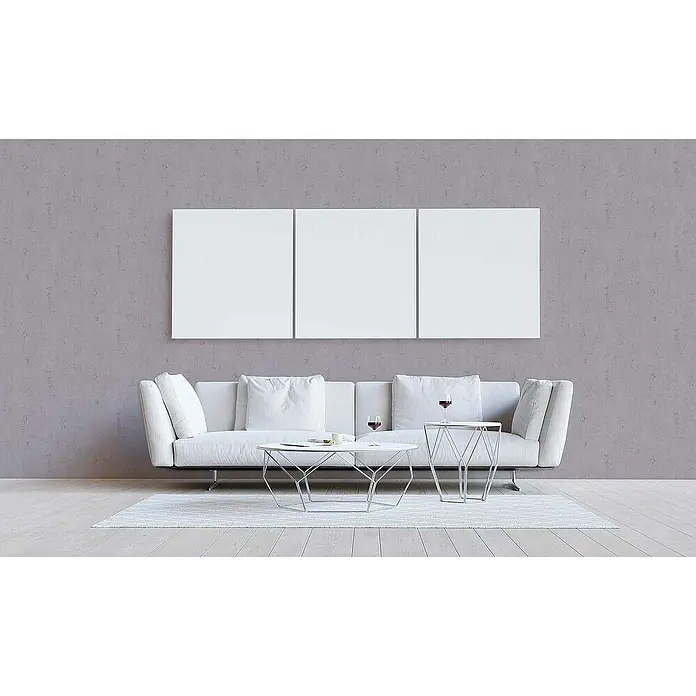 Tadessi Vliestapete M1-No.1611 - Grau, Steinoptik, 10,05 x 0,53 m - Modernes Wohnzimmer mit weißem Sofa, zwei weißen und silbernen geometrischen Couchtischen, drei leeren weißen Leinwänden, Weingläsern und hellem Teppich auf Holzfußboden.