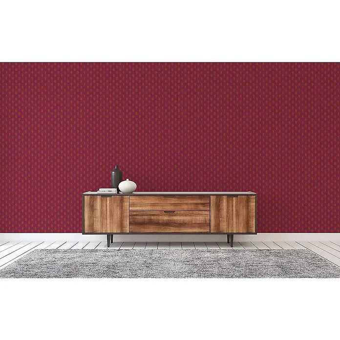 Tadessi Vliestapete M1-No.2821 - Rot, Sonstiges, 10,05 x 0,53 m - Modernes Holz-Sideboard mit Schubladen und Türen, mit Vasen dekoriert, vor einer gemusterten roten Wand.