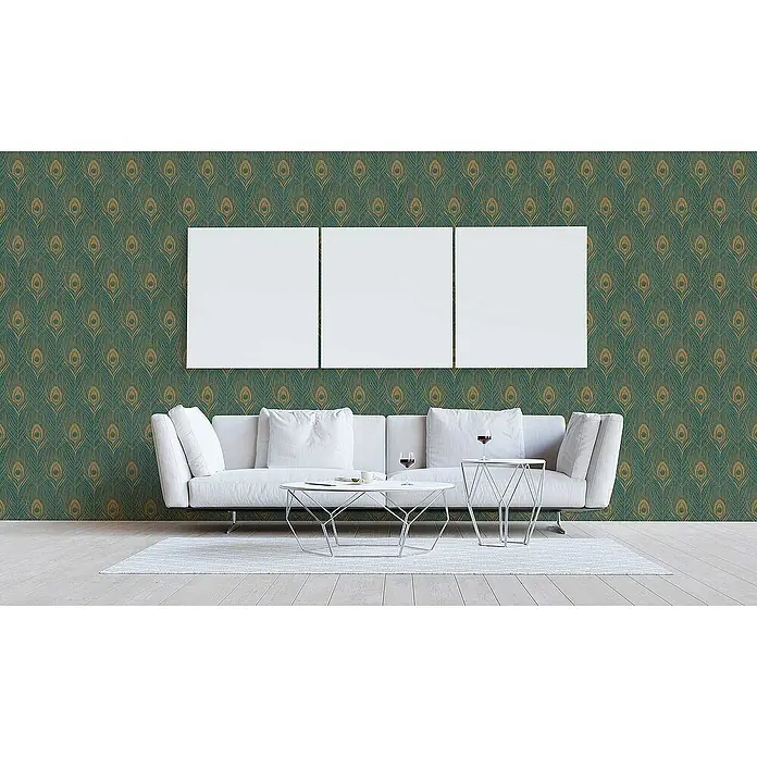 Tadessi Vliestapete M1-No.2809 - Grün, Sonstiges, 10,05 x 0,53 m - Dunkelgrüne und goldene Tapete mit Pfauenfeder-Muster schmückt eine Wohnzimmerwand hinter einem weißen Sofa und drei Leinwänden.