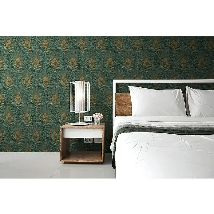 Tadessi Vliestapete M1-No.2809 - Grün, Sonstiges, 10,05 x 0,53 m - Tapete mit Pfauenfeder-Muster in Petrol und Gold an einer Schlafzimmerwand.