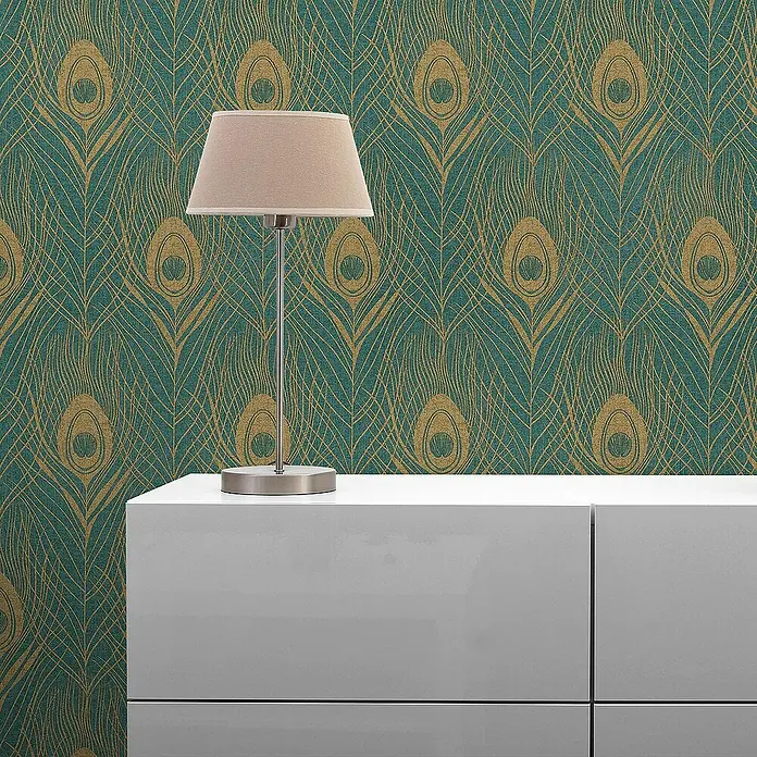 Tadessi Vliestapete M1-No.2809 - Grün, Sonstiges, 10,05 x 0,53 m - Türkis-goldene Pfauenfeder-Tapete mit beiger Tischlampe auf weißem Schrank.