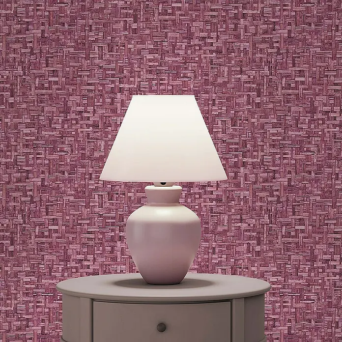 Tadessi Vliestapete M1-No.1536 - Rosa, Holzoptik, 10,05 x 0,53 m - Strukturierte lila gewebte Tapete, die einen natürlichen Look schafft, mit Lampe und Nachttisch.