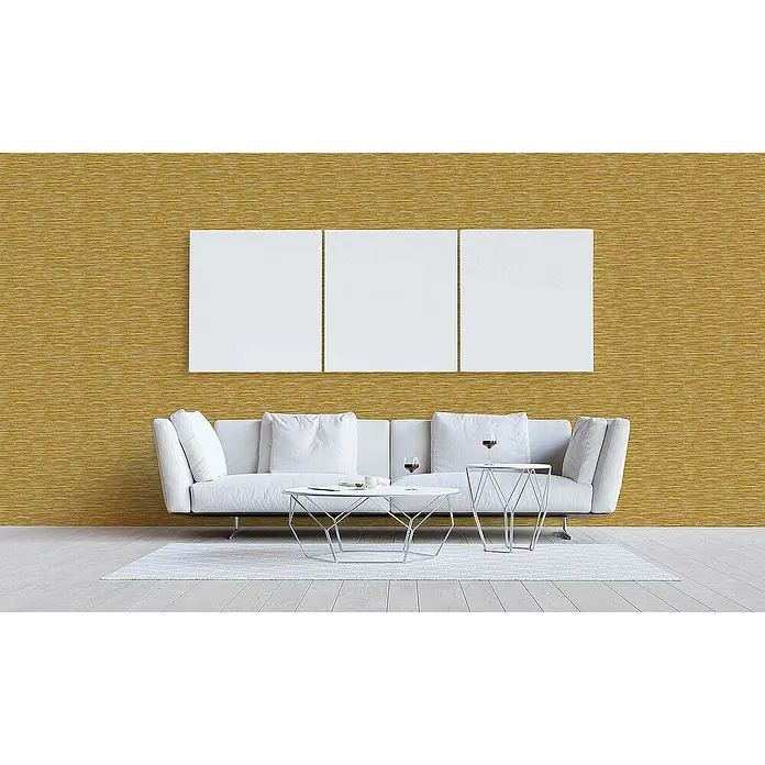 Tadessi Vliestapete M1-No.1370 - Gelb, Streifen, 10,05 x 0,53 m - Goldene strukturierte Tapete mit horizontalen Wellenlinien an einer Wohnzimmerwand, hinter einem weißen Sofa und leeren Leinwänden.