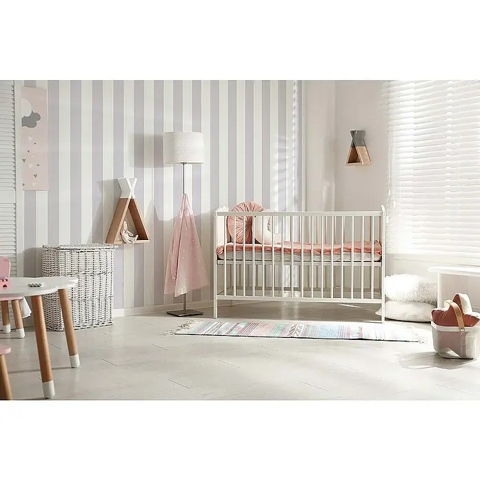 Tadessi Vliestapete M1-No.770 - Grau, Streifen, 10,05 x 0,53 m - Ein modernes pastellfarbenes Kinderzimmer mit weißem Babybett, gestreifter Tapete und kleinem Spieltisch.