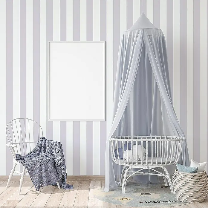 Tadessi Vliestapete M1-No.770 - Grau, Streifen, 10,05 x 0,53 m - Weißes Rattan-Babybett mit grauem Baldachin in einem Kinderzimmer, mit Kissen und Weltkarten-Teppich.