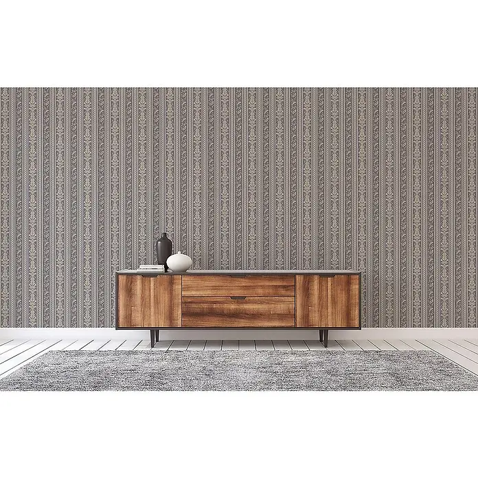 Tadessi Vliestapete M1-No.2427 - Grau, Streifen, 10,05 x 0,53 m - Holzsideboard mit zwei Schubladen und zwei Türen, dekoriert mit Vasen, vor gemusterter Tapete.