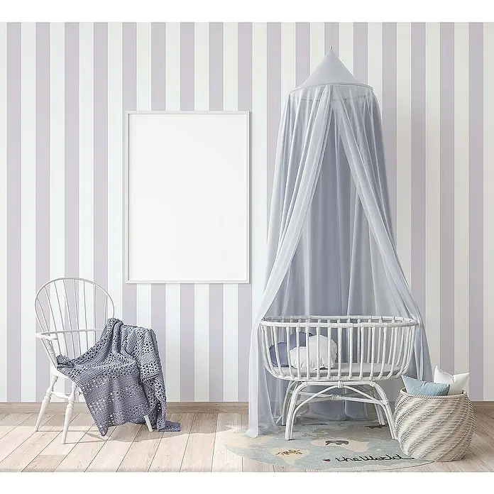 Tadessi Vliestapete M1-No.770 - Grau, Streifen, 10,05 x 0,53 m - Weißes Rattan-Babybett mit weichem grauem Himmel und Bettwäsche.
