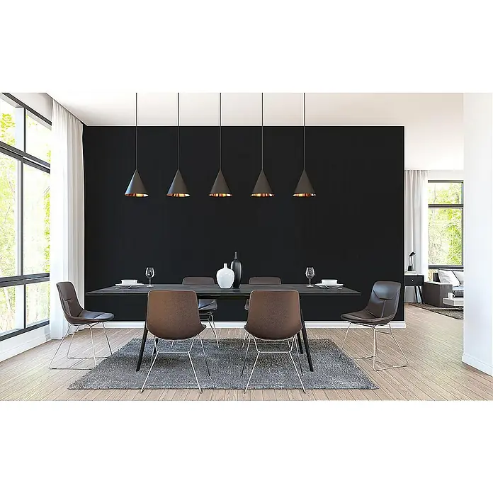 Tadessi Vliestapete M1-No.3895 - Schwarz, Uni, 10,05 x 0,53 m - Modernes Esszimmer mit langem dunklem Tisch, sechs braunen Stühlen und sechs schwarzen Pendelleuchten mit Kupfer-Interieur.