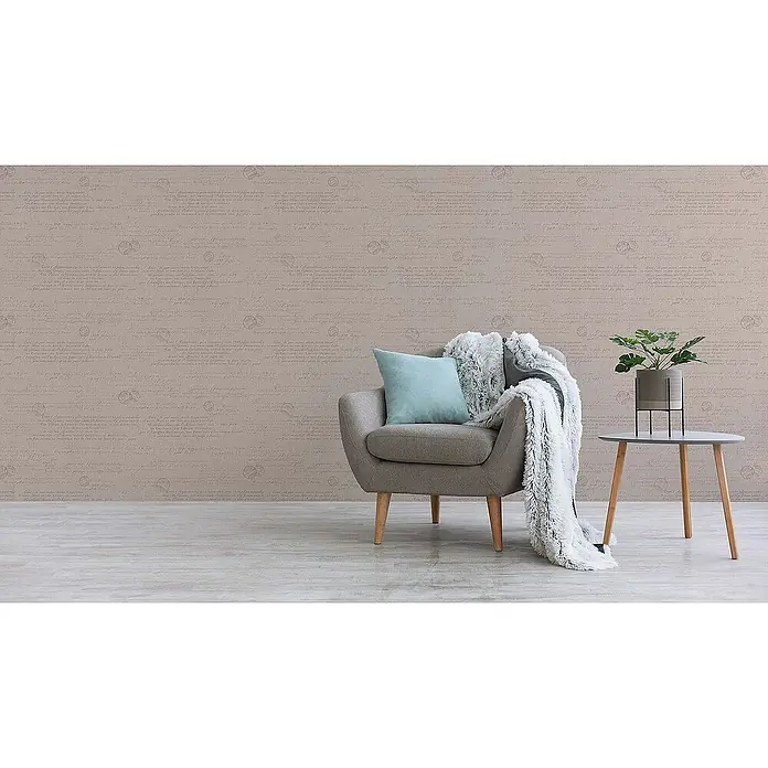 Tadessi Vliestapete M1-No.1513 - Beige, Sonstiges, 10,05 x 0,53 m - Cremefarbene Tapete mit zarter Schrift und kreisförmigen Mustern, an einer Wand in einem Raum mit Sessel und Pflanze.