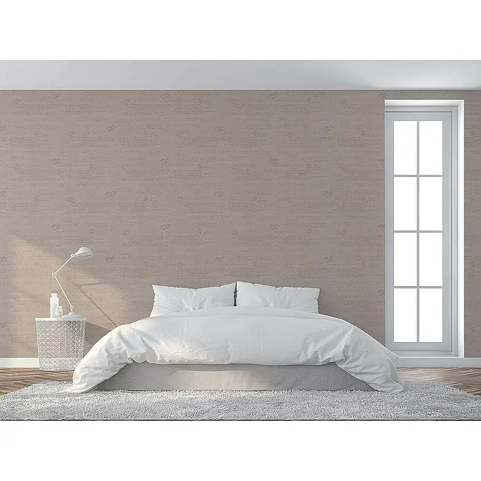 Tadessi Vliestapete M1-No.1513 - Beige, Sonstiges, 10,05 x 0,53 m - Hellbraune Tapete mit dezentem Schriftmuster an der Wand eines gemütlichen Schlafzimmers.