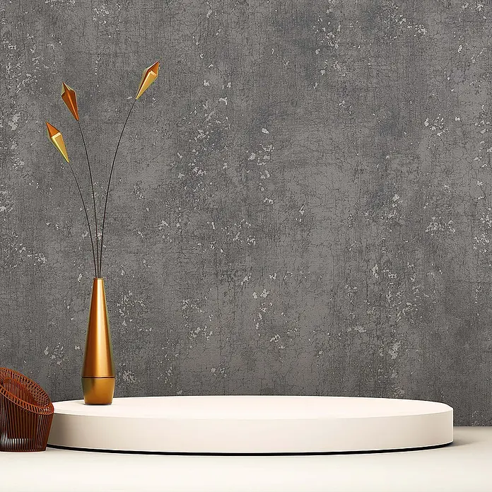 Tadessi Vliestapete M1-No.585 - Grau, Steinoptik, 10,05 x 0,53 m - Goldene Vase mit dekorativen Metallhalmen auf weißem Präsentationsständer.
