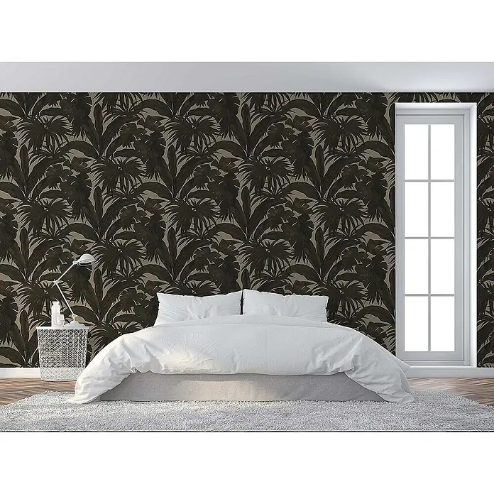 Tadessi Vliestapete M1-No.923 - Schwarz, Floral, 10,05 x 0,7 m - Dunkle Tapete mit tropischem Blättermuster in einem modernen Schlafzimmer.