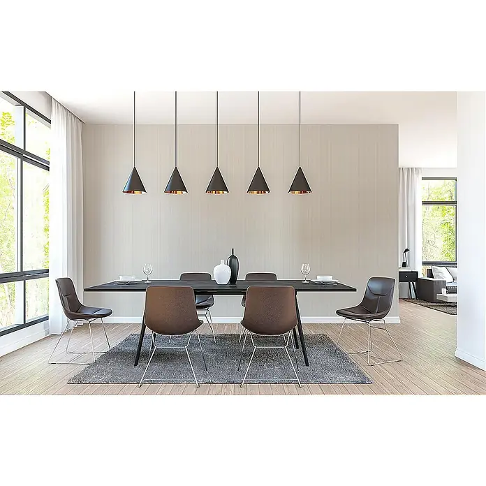 Tadessi Vliestapete M1-No.3608 - Weiß, Streifen, 10,05 x 0,53 m - Ein modernes Esszimmer mit einem dunklen rechteckigen Tisch, sechs braunen Stühlen und fünf konischen Pendelleuchten darüber.