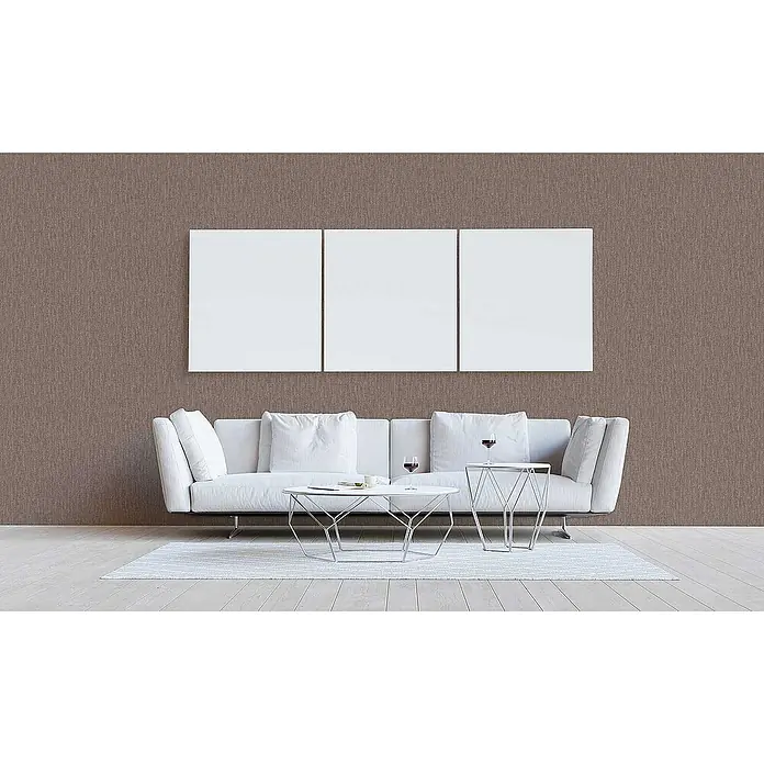 Tadessi Vliestapete M1-No.3405 - Braun, Sonstiges, 10,05 x 0,53 m - Strukturierte braune Wandverkleidung in einem modernen Wohnzimmer hinter einem weißen Sofa.