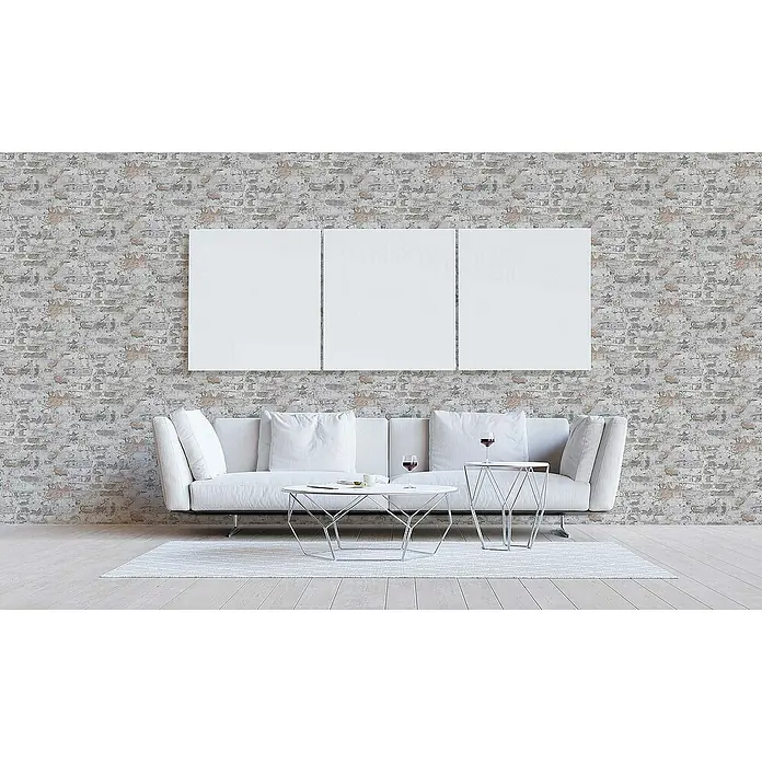 Tadessi Vliestapete M1-No.292 - Grau, Steinoptik, 10,05 x 0,53 m - Drei weiße leere Leinwände hängen über einem modernen weißen Sofa, an einer Ziegelwand in einem Wohnzimmer.