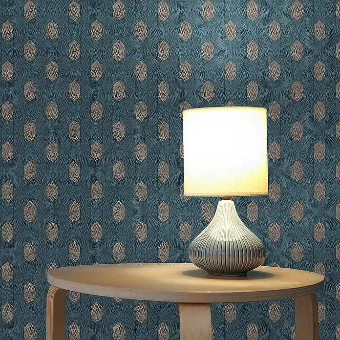 Tadessi Vliestapete M1-No.2824 - Braun, Sonstiges, 10,05 x 0,53 m - Elegante Tischlampe mit geripptem grauen Fuß und cremefarbenem Schirm, spendet warmes Licht auf hellbraunem Tisch.