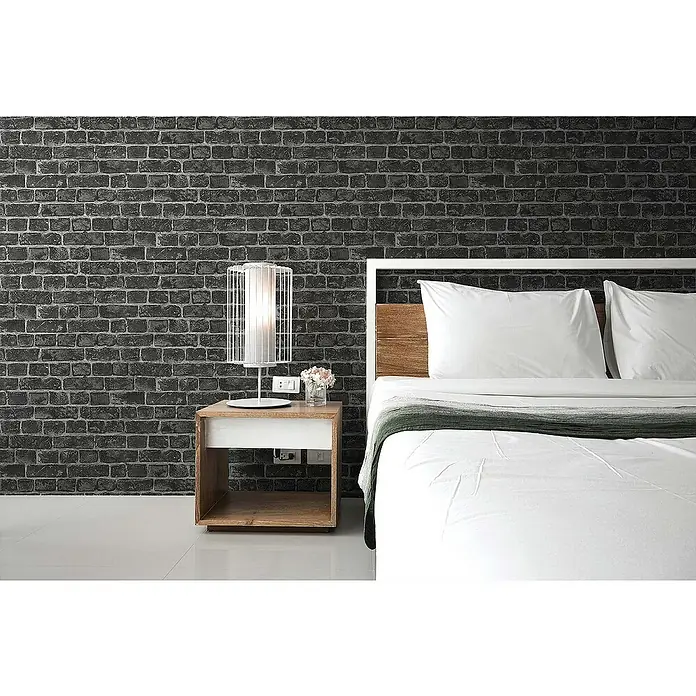 Tadessi Vliestapete M1-No.45 - Schwarz, Steinoptik, 10,05 x 0,53 m - Schwarze Ziegelmuster-Tapete an einer Schlafzimmerwand hinter Bett und Nachttisch.