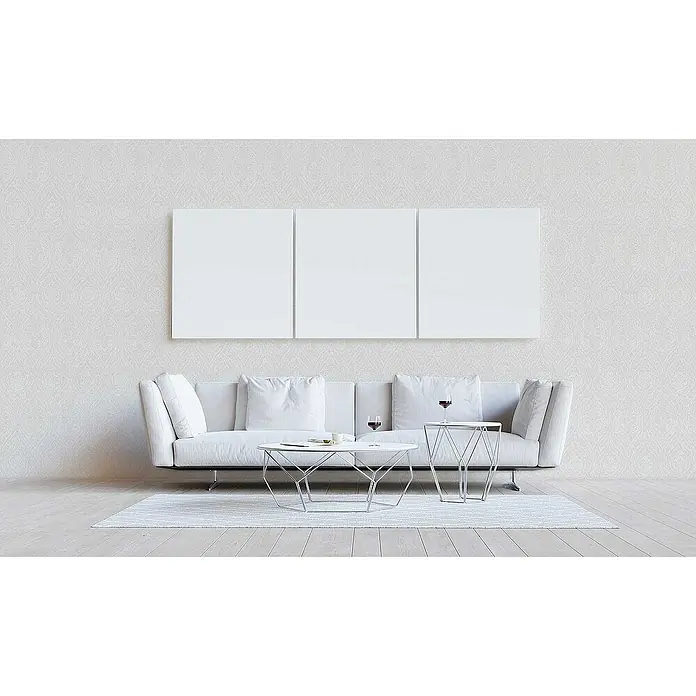 Tadessi Vliestapete M1-No.3852 - Creme, Streifen, 10,05 x 0,53 m - Drei leere weiße Leinwände über einem eleganten weißen Sofa in einem modernen Wohnzimmer.