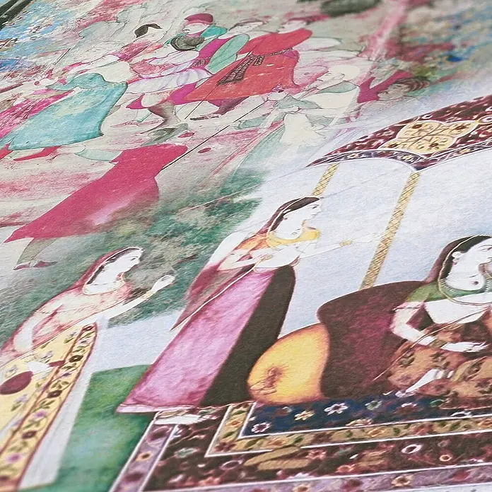 Tadessi Vliestapete M1-No.1700 - Rosa, Sonstiges, 10,05 x 0,53 m - Bedruckter Textil mit lebhaften indischen Miniaturmalereien von Personen in traditioneller Kleidung und filigranen Mustern.