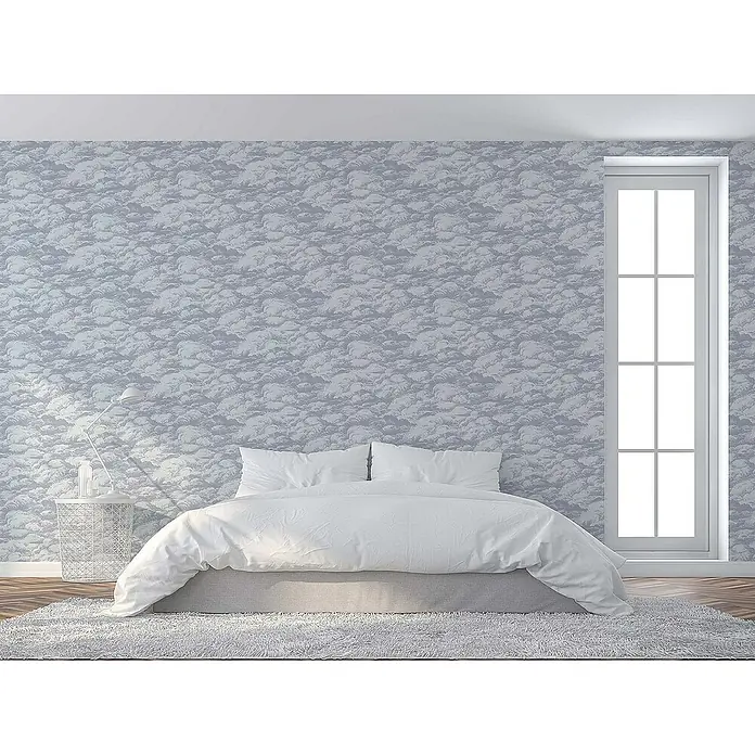 Tadessi Vliestapete M1-No.536 - Grau, Sonstiges, 10,05 x 0,53 m - Hellblaue Tapete mit dichtem Wolkenmuster bedeckt eine Schlafzimmerwand über einem Bett.