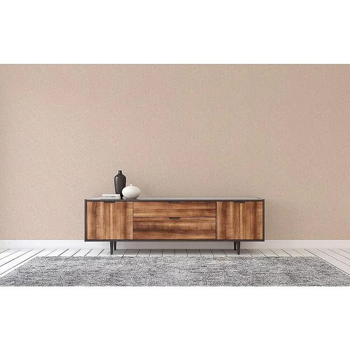 Tadessi Vliestapete M1-No.2316 - Braun, Sonstiges, 10,05 x 0,53 m - Hölzernes Sideboard mit dunklen Akzenten, mit schwarzen und weißen Vasen dekoriert, in einem modernen Raum.