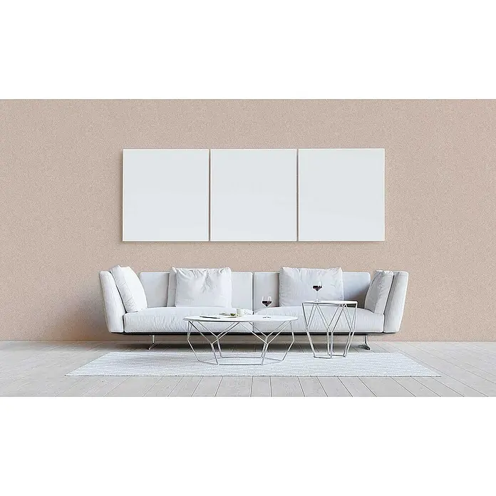 Tadessi Vliestapete M1-No.2316 - Braun, Sonstiges, 10,05 x 0,53 m - Hellbraune strukturierte Wand in modernem Wohnzimmer, mit drei weißen Paneelen, einem weißen Sofa und zwei Couchtischen.
