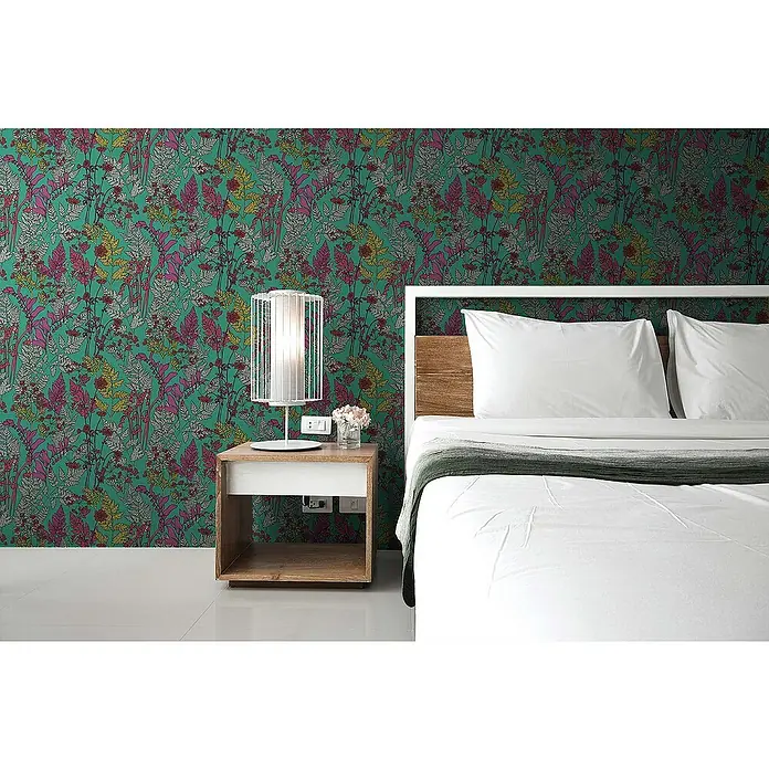 Tadessi Vliestapete M1-No.1435 - Grün, Floral, 10,05 x 0,53 m - Nachttisch aus Holz mit weißer Schublade neben einem Bett, mit Lampe und Blumen. Steckdosen sichtbar.