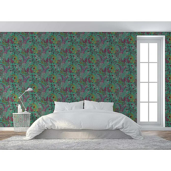Tadessi Vliestapete M1-No.1435 - Grün, Floral, 10,05 x 0,53 m - Türkise botanische Tapete mit lebhaften Blumen- und Blattmustern an einer Schlafzimmerwand.