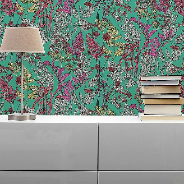 Tadessi Vliestapete M1-No.1435 - Grün, Floral, 10,05 x 0,53 m - Lebhafte grüne Tapete mit rosa, gelbem und weißem Blattmuster, die einen lebendigen Akzent in einem modernen Raum setzt.