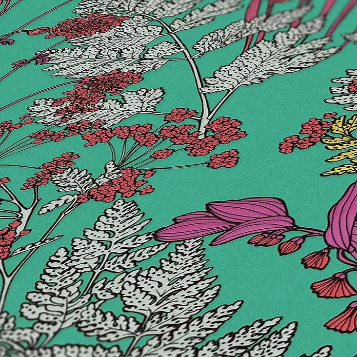Tadessi Vliestapete M1-No.1435 - Grün, Floral, 10,05 x 0,53 m - Lebhaftes botanisches Muster mit weißen Farnen, rosa Beeren und gelben Akzenten auf petrolfarbenem Grund.