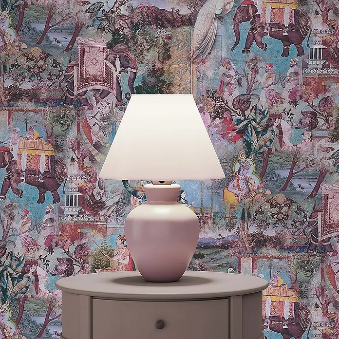 Tadessi Vliestapete M1-No.1696 - Braun, Sonstiges, 10,05 x 0,53 m - Eine pinkfarbene Tischlampe mit hellem Schirm steht auf einem grauen runden Beistelltisch.