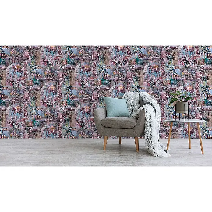 Tadessi Vliestapete M1-No.1696 - Braun, Sonstiges, 10,05 x 0,53 m - Bunte Tapete mit komplexem Muster aus Pfauen, Elefanten und Architektur bedeckt eine Wohnzimmerwand.