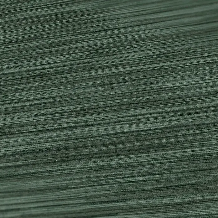 Tadessi Vliestapete M1-No.1372 - Grün, Streifen, 10,05 x 0,53 m - Dunkelgrüner strukturierter Stoff mit feinen diagonalen Linien.