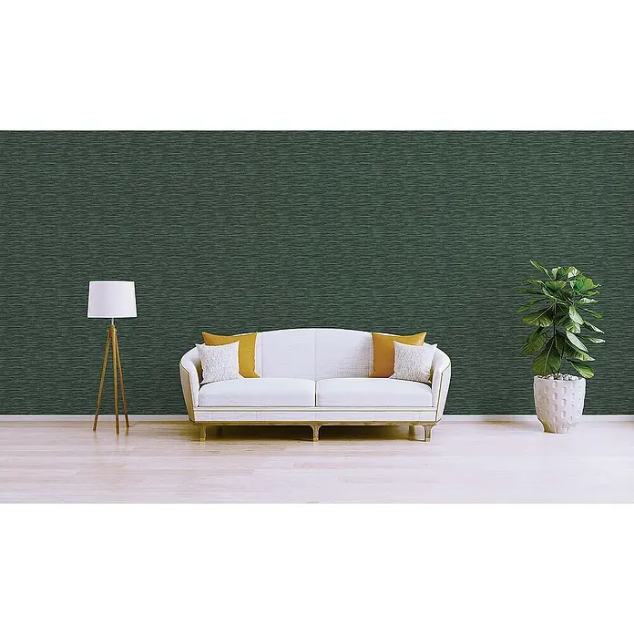 Tadessi Vliestapete M1-No.1372 - Grün, Streifen, 10,05 x 0,53 m - Strukturierte dunkelgrüne Tapete an einer Wohnzimmerwand hinter einem Sofa.