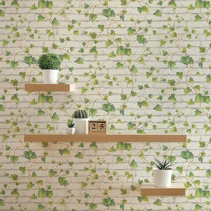 Tadessi Vliestapete M1-No.52 - Weiß, Steinoptik, 10,05 x 0,53 m - Tapete mit dezentem Backsteinmuster und grünen Efeuranken, auf einer Wand mit Holzregalen und Topfpflanzen für einen natürlichen Look.