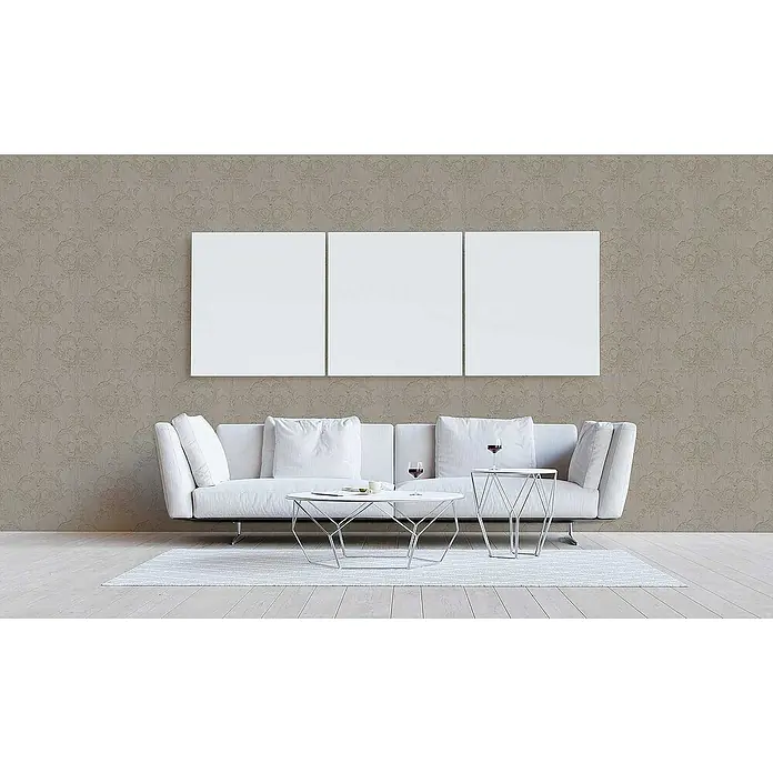 Tadessi Vliestapete M1-No.3860 - Braun, Streifen, 10,05 x 0,53 m - Drei leere weiße Leinwände hängen über einem modernen weißen Sofa in einem Wohnzimmer.
