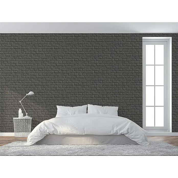 Tadessi Vliestapete M1-No.270 - Schwarz, Steinoptik, 10,05 x 0,53 m - Dunkelgraue Ziegelwand in einem modernen Schlafzimmer mit Bett und Fenster.