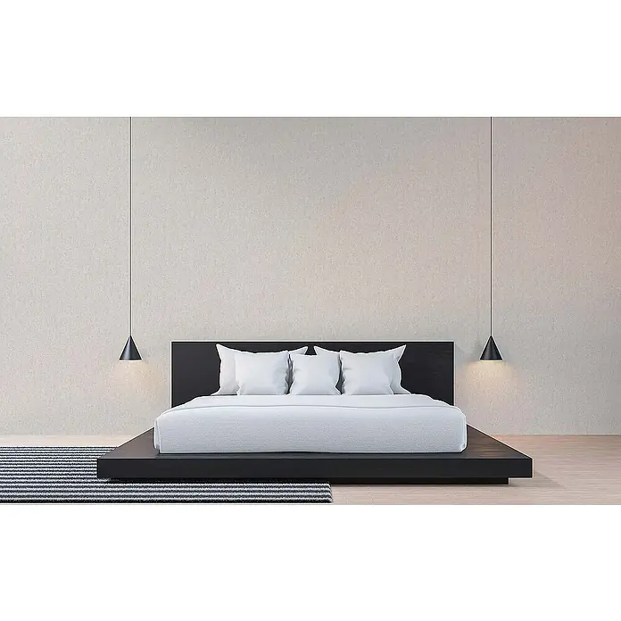 Tadessi Vliestapete M1-No.1816 - Grau, Steinoptik, 10,05 x 0,53 m - Minimalistisches schwarzes Plattformbett mit weißer Bettwäsche, flankiert von schwarzen Pendelleuchten, in einem modernen Schlafzimmer.