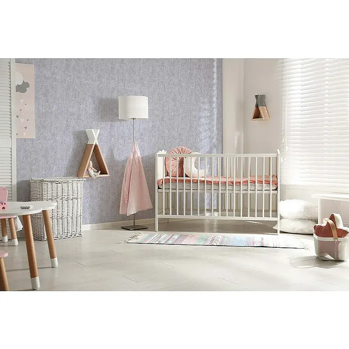 Tadessi Vliestapete M1-No.744 - Grau, Steinoptik, 10,05 x 0,53 m - Weißes Babybett mit rosa Bettwäsche, bietet einen gemütlichen Schlafplatz im Kinderzimmer.