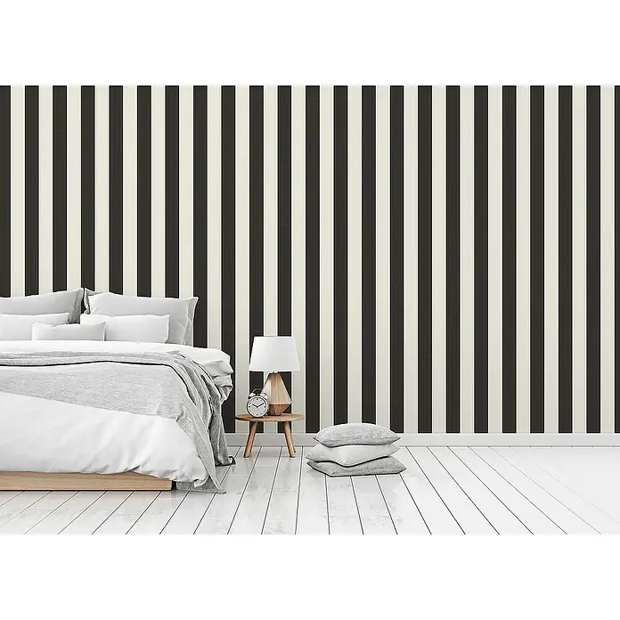 Tadessi Vliestapete M1-No.594 - Schwarz, Streifen, 10,05 x 0,53 m - Schwarz-cremefarbene gestreifte Tapete an einer Wand in einem modernen Schlafzimmer.