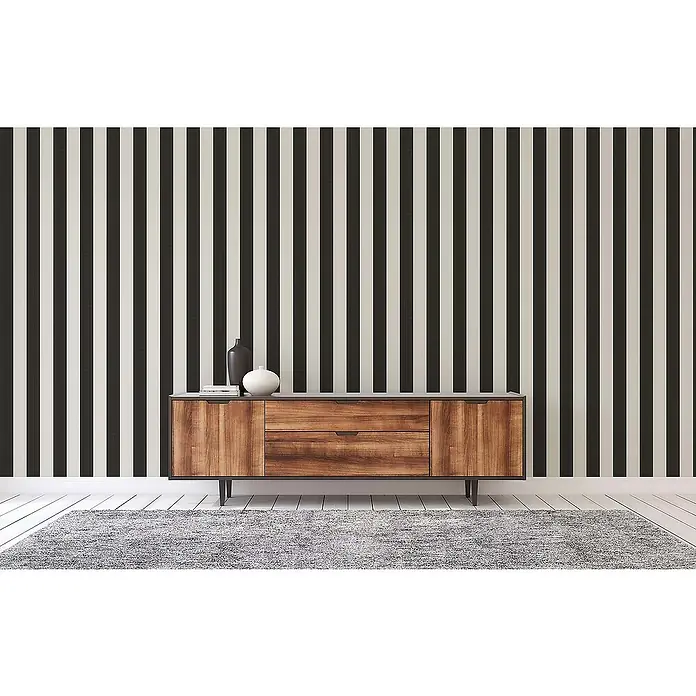 Tadessi Vliestapete M1-No.594 - Schwarz, Streifen, 10,05 x 0,53 m - Schwarz-weiß gestreifte Tapete in einem modernen Raum mit einem Holzsideboard.