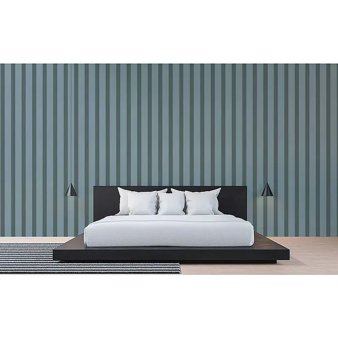 Tadessi Vliestapete M1-No.72 - Blau, Streifen, 10,05 x 0,53 m - Ein minimalistisches Schlafzimmer mit einem niedrigen schwarzen Holz-Plattformbett mit weißer Bettwäsche, flankiert von schwarzen Pendelleuchten vor einer blau-grauen Streifenwand.