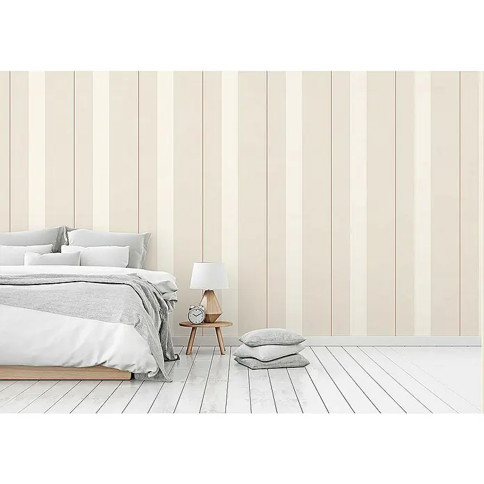 Tadessi Vliestapete M1-No.591 - Rot, Streifen, 10,05 x 0,53 m - Beige gestreifte Tapete mit dünnen roten Linien in einem Schlafzimmer.