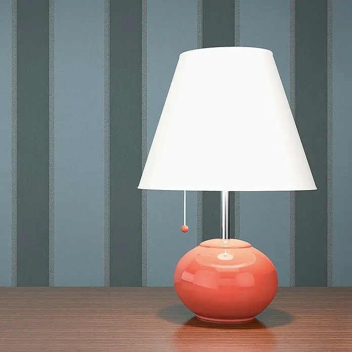 Tadessi Vliestapete M1-No.72 - Blau, Streifen, 10,05 x 0,53 m - Korallenrote Tischlampe mit weißem Schirm auf einem Holztisch vor einer gestreiften Wand.