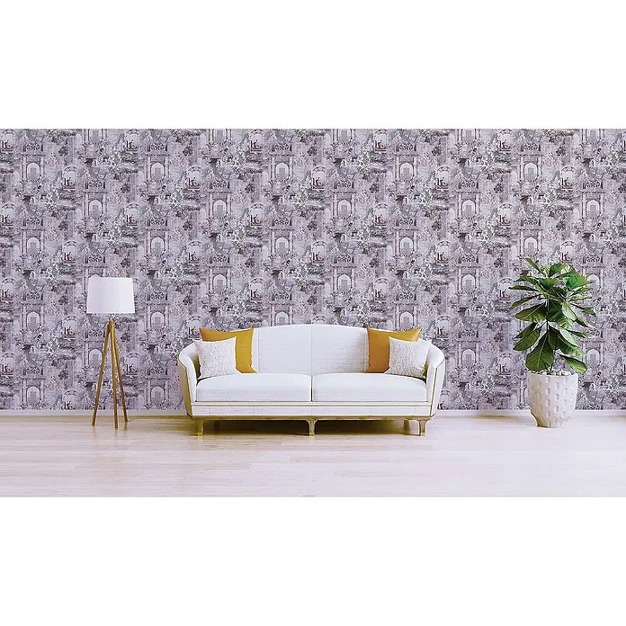 Tadessi Vliestapete M1-No.1701 - Rosa, Sonstiges, 10,05 x 0,53 m - Aufwendige lila und graue Tapete mit Architekturmustern an einer Wohnzimmerwand hinter einem Sofa.