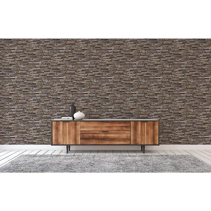 Tadessi Vliestapete M1-No.3690 - Braun, Steinoptik, 10,05 x 0,53 m - Hölzerner Seitenschrank mit zwei Türen und zwei Schubladen, dunkler Platte und Beinen, in modernem Raum mit Steinwand.