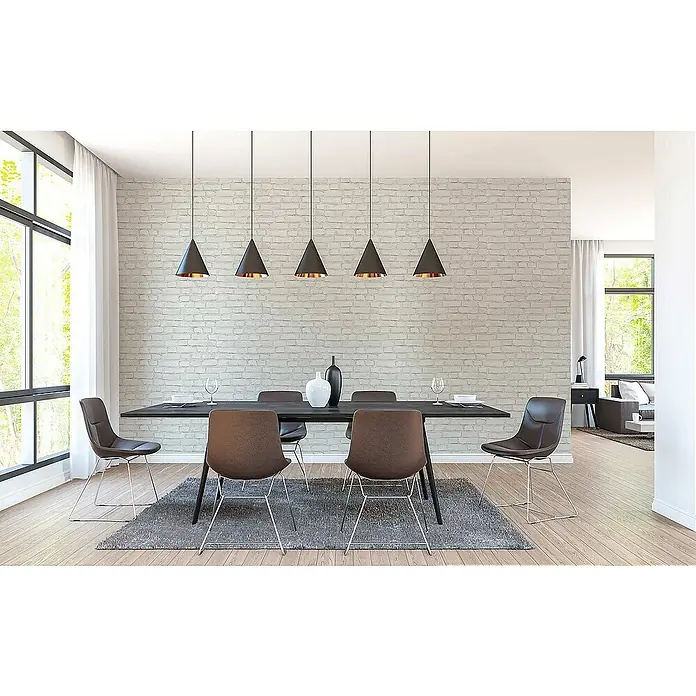 Tadessi Vliestapete M1-No.5 - Grau, Steinoptik, 10,05 x 0,53 m - Schwarze konische Pendelleuchten mit Kupfer-Interieur beleuchten einen modernen Esstisch.