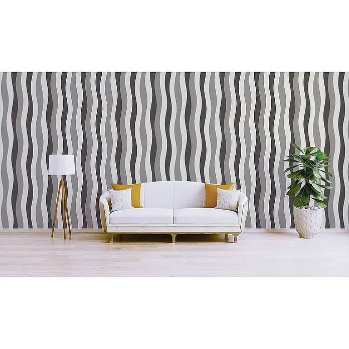 Tadessi Vliestapete M1-No.3686 - Grau, Streifen, 10,05 x 0,53 m - Graue, wellenförmig gestreifte Tapete an einer Wohnzimmerwand, die dem Interieur eine moderne, dynamische Note verleiht.