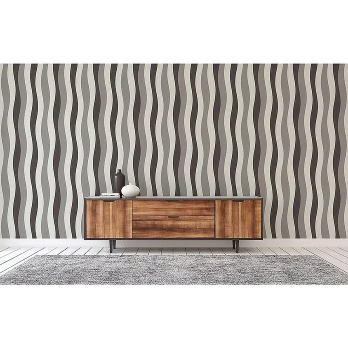 Tadessi Vliestapete M1-No.3686 - Grau, Streifen, 10,05 x 0,53 m - Ein modernes Sideboard aus Holz mit zwei Türen und zwei zentralen Schubladen, auf dunklen Metallbeinen, vor einer grau wellenförmigen Tapete. Vasen schmücken die Oberseite.